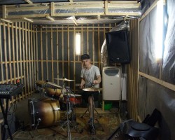 Акустическая коррекция студии игры на ударных бас-ловушками