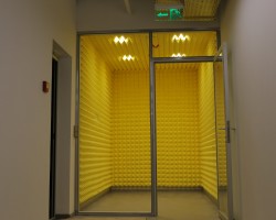 Акустический дизайн и акустическая коррекция переговорных комнат разноцветным акустическим поролоном Пирамида и диффузорами