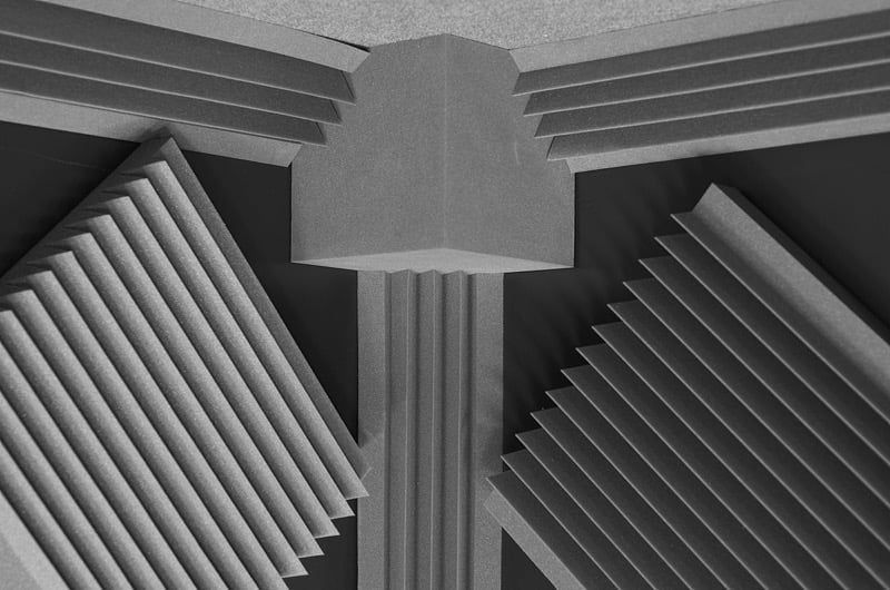 Звукоизоляция и акустическая коррекция студии звукозаписи  бас-ловушками и акустическими панелями из акустического поролона