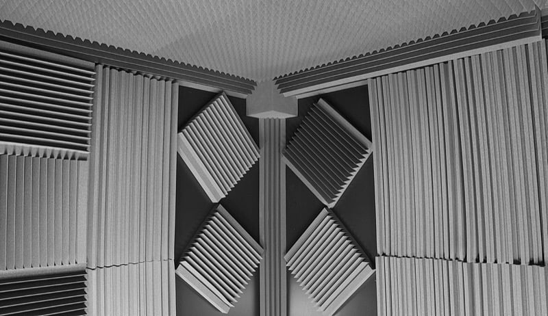 Звукоизоляция для студии звукозаписи акустическими панелями и бас-ловушками из поролона