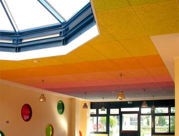 Пример использования акустических плит HERADESIGN для акустической коррекции, шумоизоляции и звукоизоляции холла